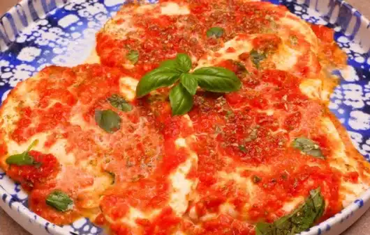 Come preparare la mozzarella alla pizzaiola: ricetta facile con sugo di pomodoro, origano e basilico. Perfetta come secondo veloce e gustoso.