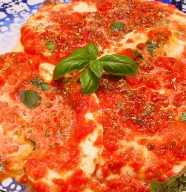 Come preparare la mozzarella alla pizzaiola: ricetta facile con sugo di pomodoro, origano e basilico. Perfetta come secondo veloce e gustoso.