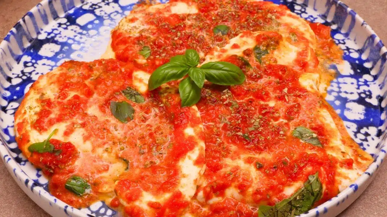 Come preparare la mozzarella alla pizzaiola: ricetta facile con sugo di pomodoro, origano e basilico. Perfetta come secondo veloce e gustoso.