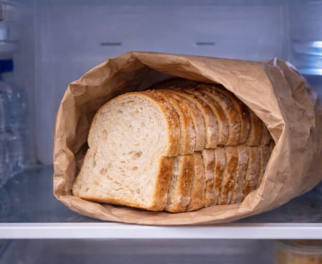 Mettere il pane in frigorifero sembra una buona idea, ma spesso è un errore. Scopri quando il frigo rovina il pane e qual è la soluzione migliore.