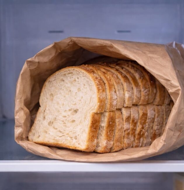 Mettere il pane in frigorifero sembra una buona idea, ma spesso è un errore. Scopri quando il frigo rovina il pane e qual è la soluzione migliore.