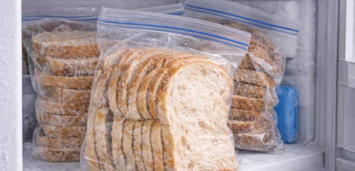 Congelare il pane è il modo migliore per non sprecarlo, ma solo se fatto correttamente. Scopri come farlo senza rovinarne gusto e consistenza.