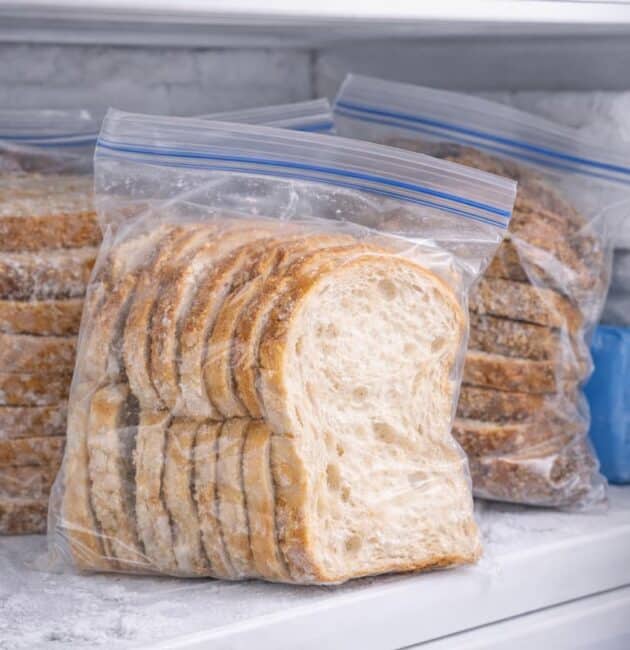Congelare il pane è il modo migliore per non sprecarlo, ma solo se fatto correttamente. Scopri come farlo senza rovinarne gusto e consistenza.