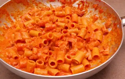 Come preparare la pasta al baffo a modo mio: ricetta cremosa con rigatoni, pancetta, panna e pomodoro. Un primo piatto ricco e irresistibile.