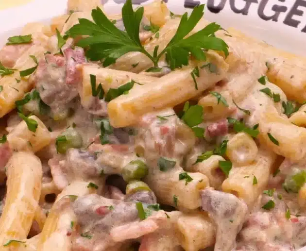 Come preparare la pasta con panna, funghi, piselli e prosciutto cotto: ricetta cremosa e facile con ingredienti semplici, perfetta per tutta la famiglia.