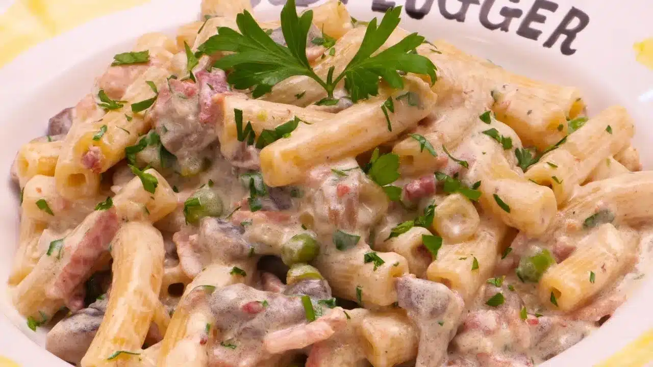 Come preparare la pasta con panna, funghi, piselli e prosciutto cotto: ricetta cremosa e facile con ingredienti semplici, perfetta per tutta la famiglia.
