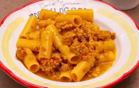 Ricetta facile e veloce della pasta con salsiccia, zafferano e rosmarino