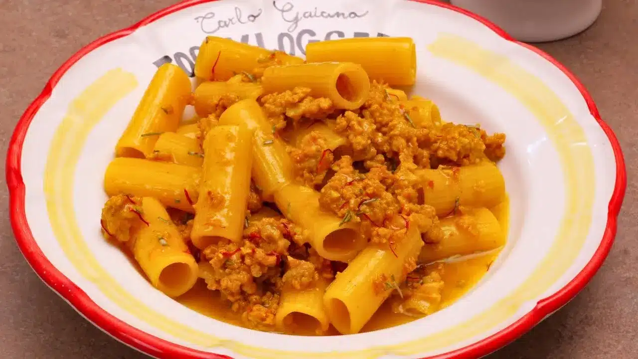 Ricetta facile e veloce della pasta con salsiccia, zafferano e rosmarino