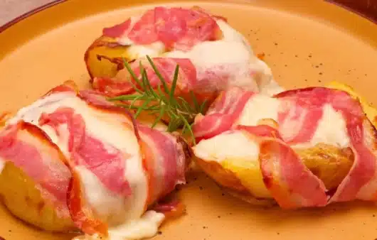Le patate al forno filanti con pancetta sono un contorno ricco e irresistibile, capace di trasformarsi facilmente in un vero e proprio piatto unico. Dorate fuori, morbide dentro e arricchite da un cuore filante di formaggio e dalla sapidità della pancetta, rappresentano una di quelle ricette che conquistano al primo assaggio e mettono tutti d’accordo a tavola.