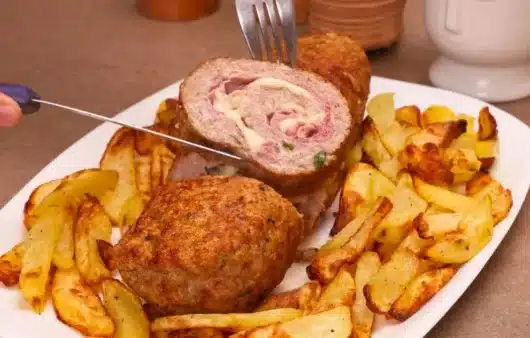 Come preparare il polpettone ripieno con patate in friggitrice ad aria: ricetta succosa e filante con contorno croccante, facile e più leggera del forno.