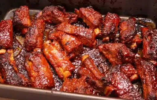 Le Ribs di maiale al forno con salsa BBQ e spezie sono il piatto ideale quando si ha voglia di qualcosa di ricco, succulento e profondamente appagante. Un grande classico della cucina comfort, che profuma di convivialità, di tavolate tra amici e di carne tenera che si stacca dall’osso al primo morso. Prepararle al forno permette di ottenere un risultato intenso e saporito, senza bisogno di barbecue o attrezzature particolari.