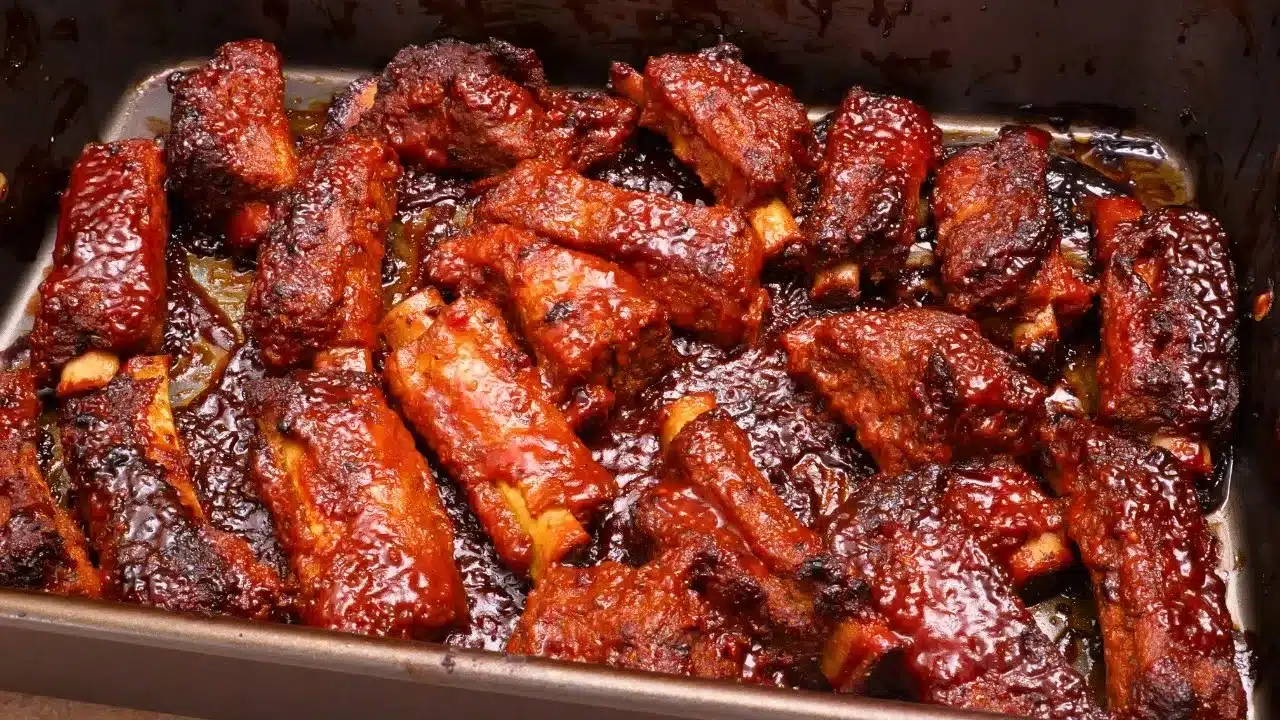 Le Ribs di maiale al forno con salsa BBQ e spezie sono il piatto ideale quando si ha voglia di qualcosa di ricco, succulento e profondamente appagante. Un grande classico della cucina comfort, che profuma di convivialità, di tavolate tra amici e di carne tenera che si stacca dall’osso al primo morso. Prepararle al forno permette di ottenere un risultato intenso e saporito, senza bisogno di barbecue o attrezzature particolari.