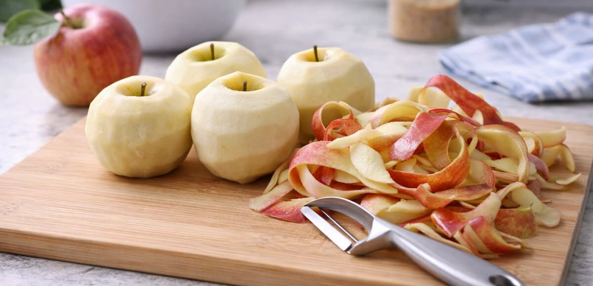Le bucce delle mele non sono scarti: come riciclare? Possono diventare snack, aromi e ingredienti utili. Scopri come riutilizzarle in modo semplice e intelligente.
