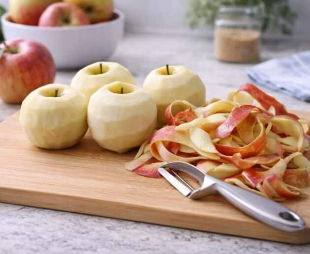 Le bucce delle mele non sono scarti: come riciclare? Possono diventare snack, aromi e ingredienti utili. Scopri come riutilizzarle in modo semplice e intelligente.