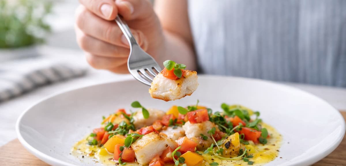 Un piatto equilibrato non si spiega solo con gli ingredienti: si sente sul palato. Scopri come riconoscere i sapori, cosa significano i termini e come allenare il gusto.