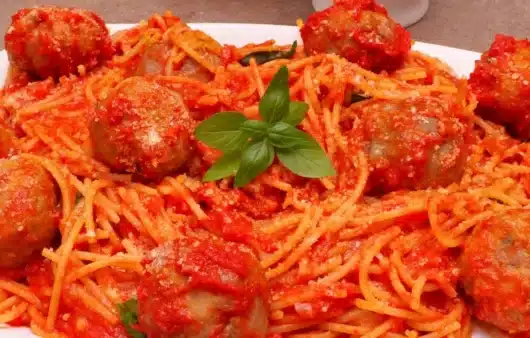 Gli spaghetti con le polpette sono uno di quei piatti che non hanno bisogno di presentazioni: profumano di casa, di domeniche lente e di cucina fatta con amore.