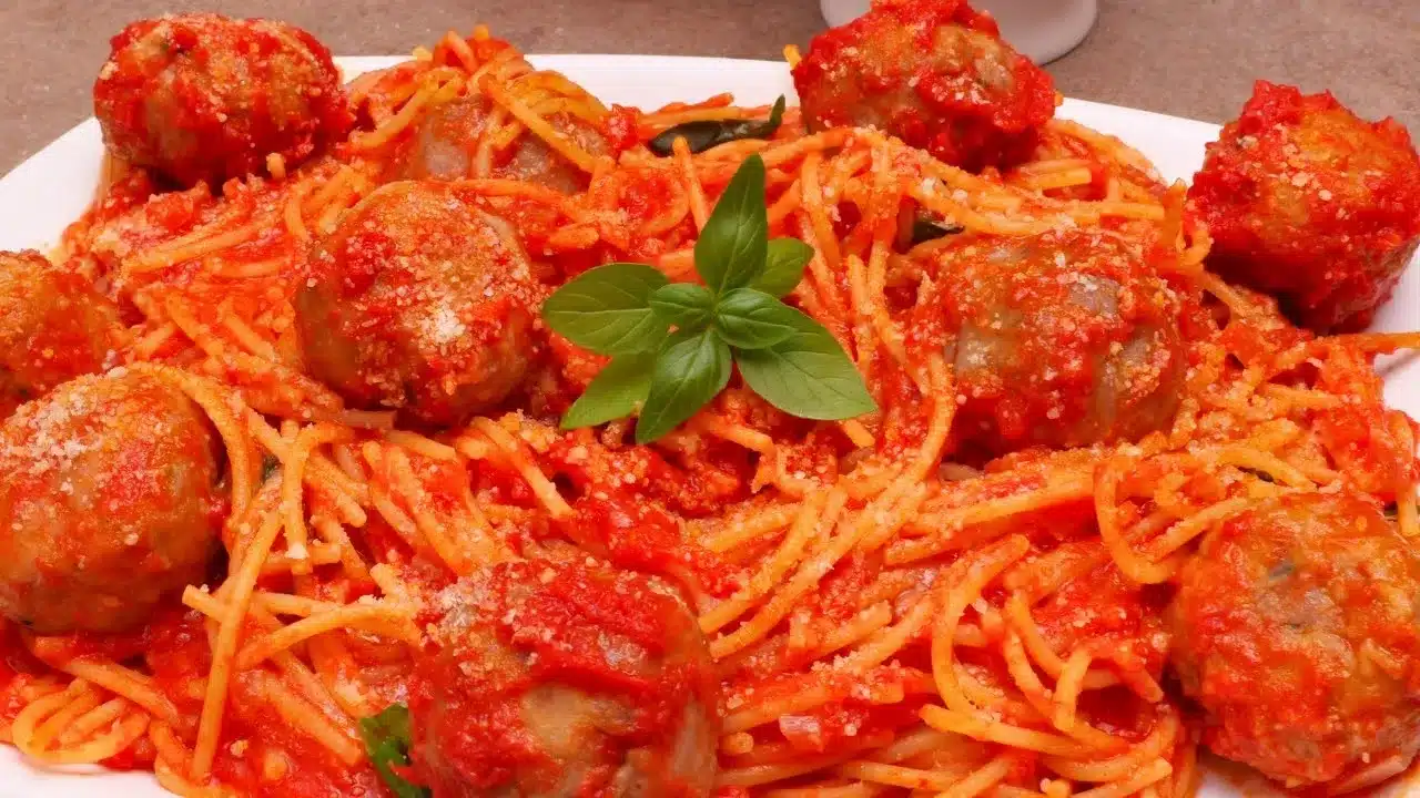 Gli spaghetti con le polpette sono uno di quei piatti che non hanno bisogno di presentazioni: profumano di casa, di domeniche lente e di cucina fatta con amore.