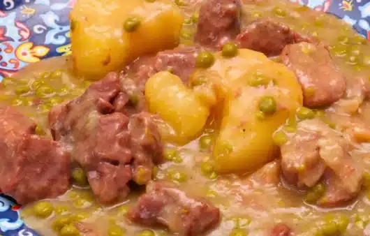 Come preparare lo spezzatino con patate e piselli: ricetta tradizionale con carne tenerissima e salsina cremosa, perfetta come piatto unico.