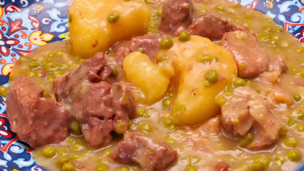 Come preparare lo spezzatino con patate e piselli: ricetta tradizionale con carne tenerissima e salsina cremosa, perfetta come piatto unico.