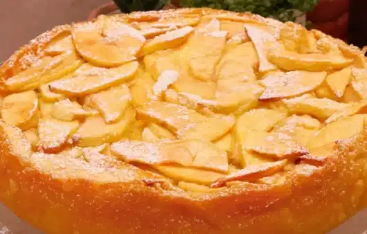 Come preparare la torta di mele cremosa: ricetta facile con tante mele e consistenza morbida e vellutata, perfetta per ogni occasione.
