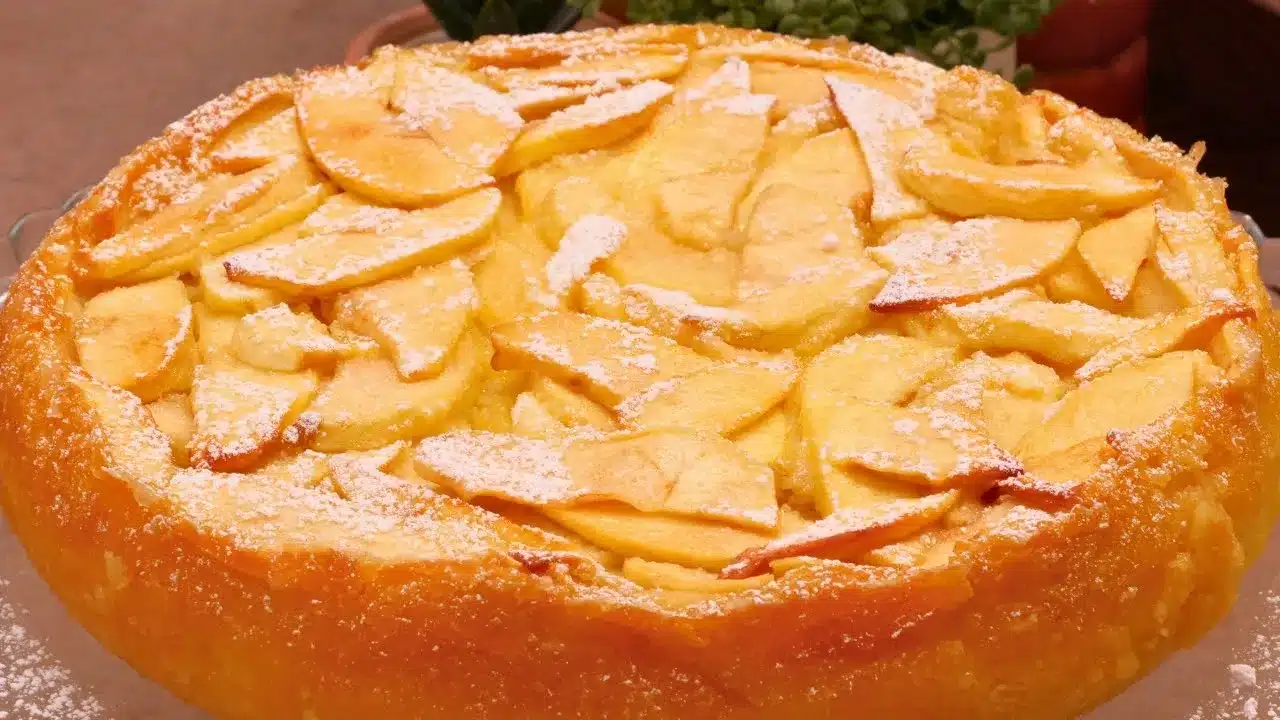 Come preparare la torta di mele cremosa: ricetta facile con tante mele e consistenza morbida e vellutata, perfetta per ogni occasione.