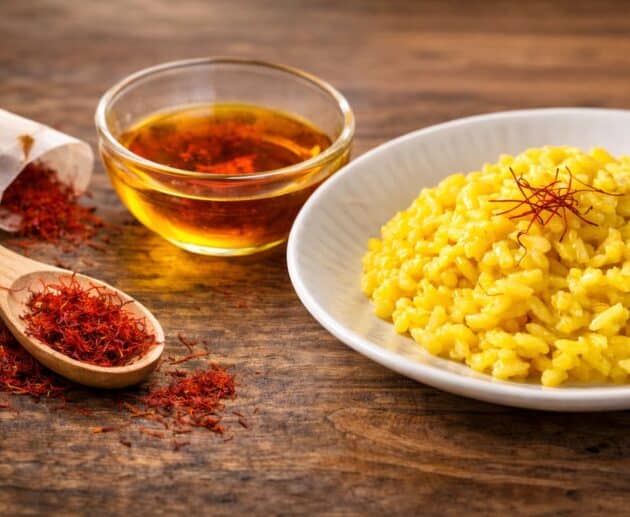 Lo zafferano è prezioso e delicato: basta un errore per rovinarlo. Scopri tutti i trucchi pratici per usarlo nella pasta e ottenere colore, profumo e gusto perfetti.