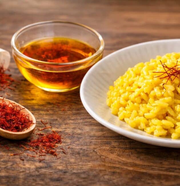 Lo zafferano è prezioso e delicato: basta un errore per rovinarlo. Scopri tutti i trucchi pratici per usarlo nella pasta e ottenere colore, profumo e gusto perfetti.