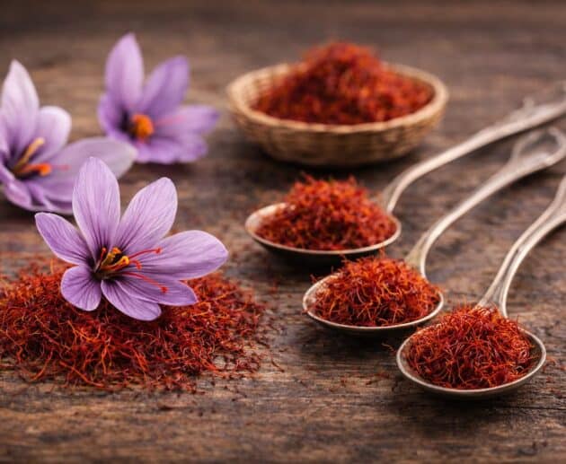 Prezioso, antico e affascinante: lo zafferano non è solo una spezia. Scopri storia, origini, proprietà benefiche e perché fa bene al corpo e all’umore.