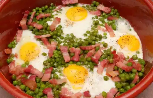 Le uova con piselli e pancetta sono un piatto semplice, rustico e incredibilmente appagante, perfetto per quando si ha poco tempo ma non si vuole rinunciare a qualcosa di buono e sostanzioso.