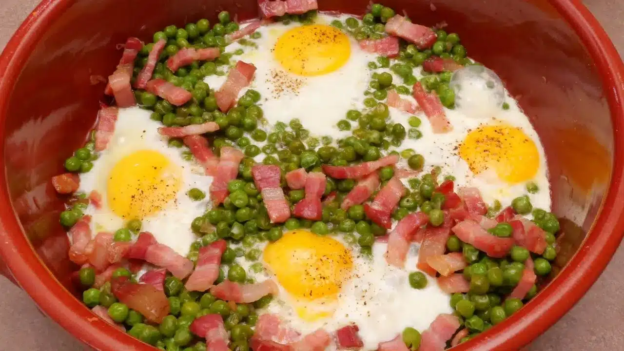 Le uova con piselli e pancetta sono un piatto semplice, rustico e incredibilmente appagante, perfetto per quando si ha poco tempo ma non si vuole rinunciare a qualcosa di buono e sostanzioso.