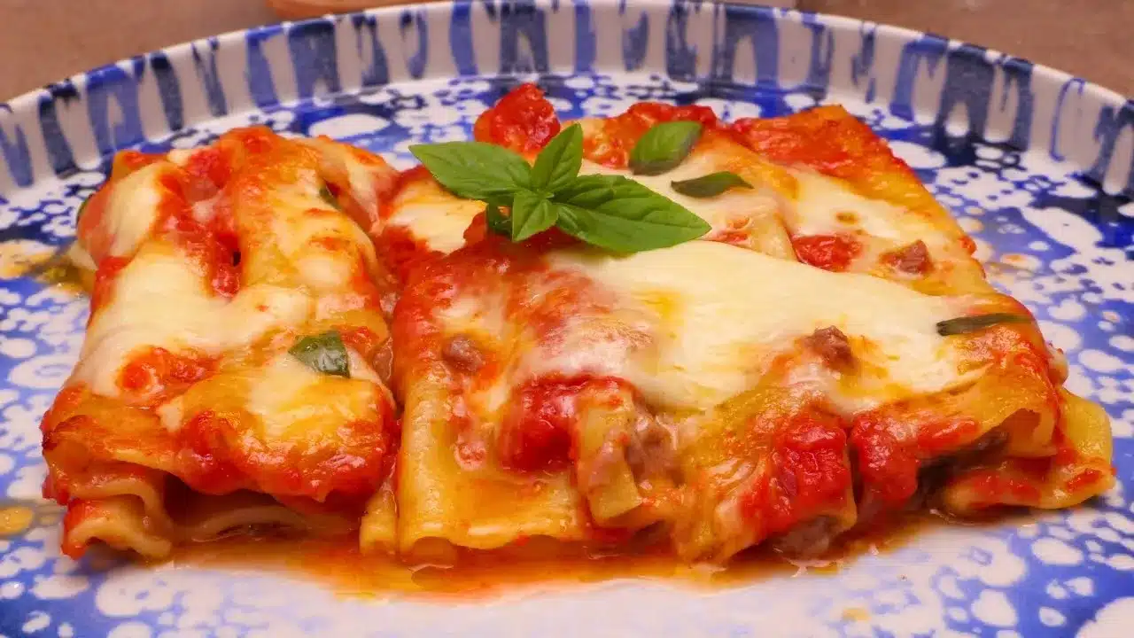 Come preparare i cannelloni al forno senza ricotta: ricetta cremosa con carne, robiola, mozzarella e sugo di pomodoro. Ricchi e irresistibili.