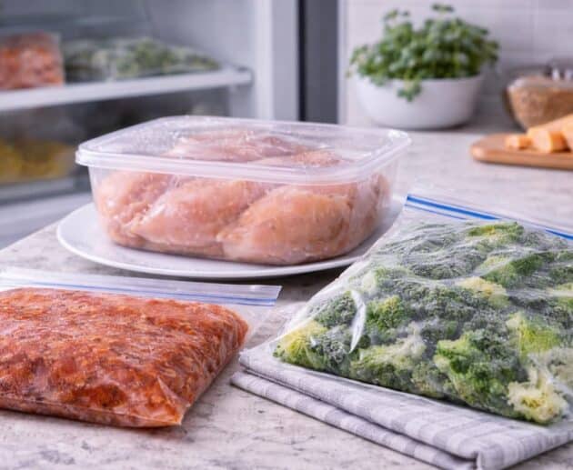 Scongelare male può rovinare anche il miglior ingrediente. Scopri i metodi giusti per scongelare senza perdere gusto, consistenza e sicurezza.