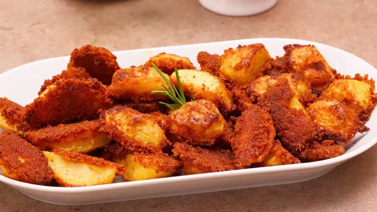 Le patate sabbiose al forno sono uno di quei contorni capaci di rubare la scena al piatto principale: super croccanti fuori, morbide dentro e avvolte da una panatura saporita che le rende irresistibili