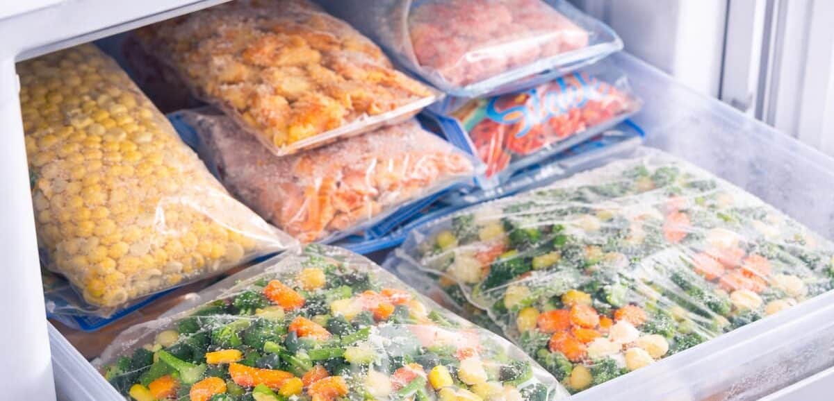I prodotti surgelati fanno davvero male? Scopri vantaggi, svantaggi e perché in molti casi possono essere una scelta migliore rispetto ai prodotti freschi.