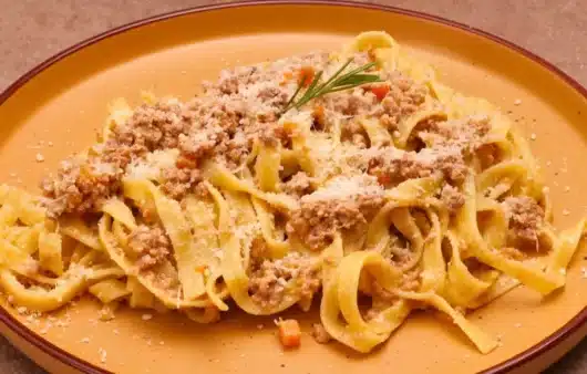 Come preparare le tagliatelle al ragù bianco: ricetta tradizionale senza pomodoro, con carne, latte e soffritto aromatico. Cremose e irresistibili.