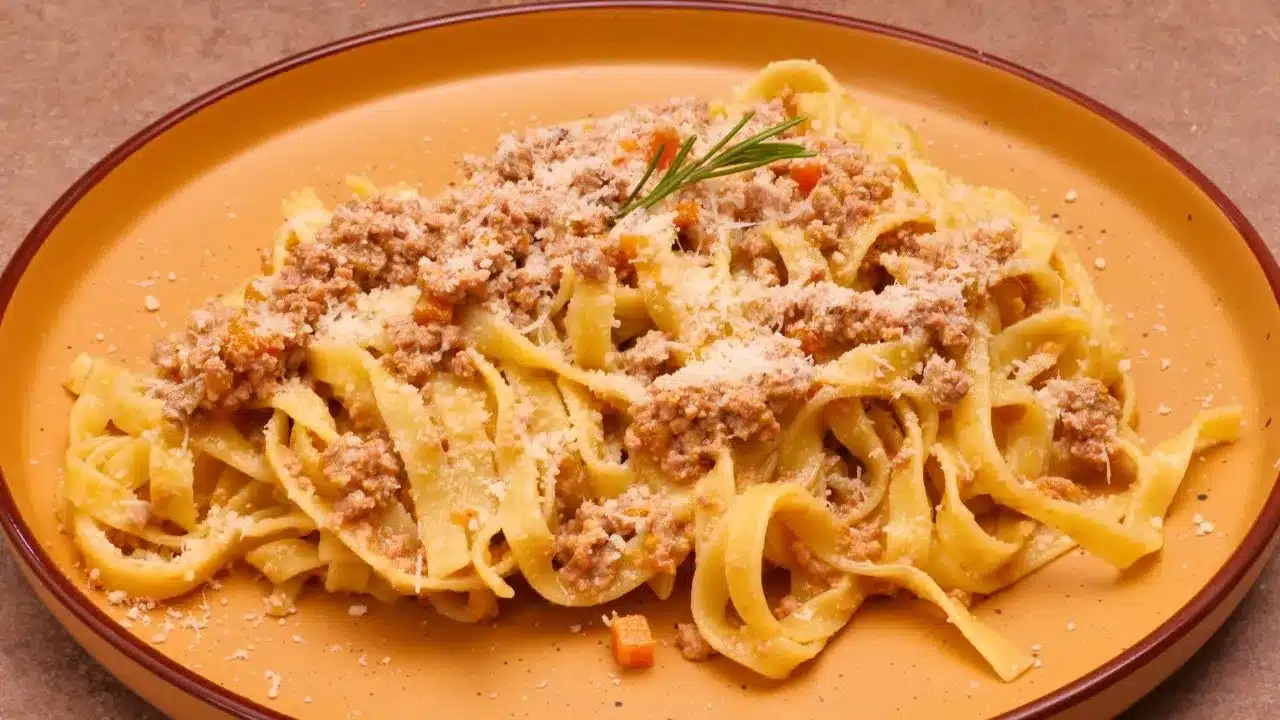 Come preparare le tagliatelle al ragù bianco: ricetta tradizionale senza pomodoro, con carne, latte e soffritto aromatico. Cremose e irresistibili.