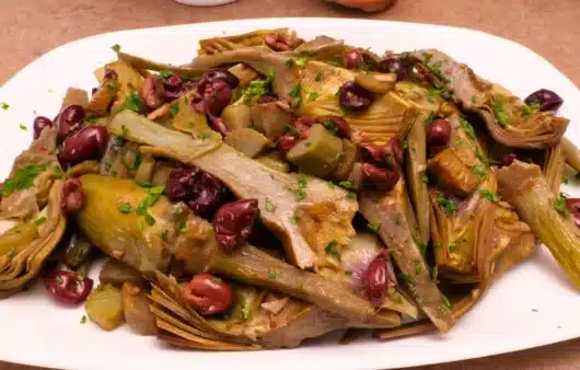 Come preparare i carciofi affogati alla napoletana: ricetta tradizionale con olive Itrane, capperi e aglio.