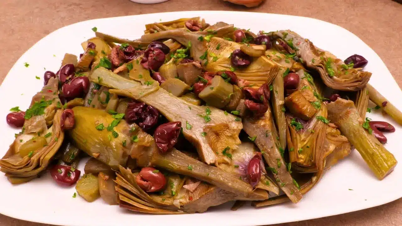 Come preparare i carciofi affogati alla napoletana: ricetta tradizionale con olive Itrane, capperi e aglio.