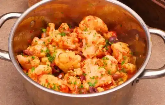 Come preparare i cavolfiori alla puttanesca: ricetta facile con passata di pomodoro, olive Itrane, capperi e acciughe.