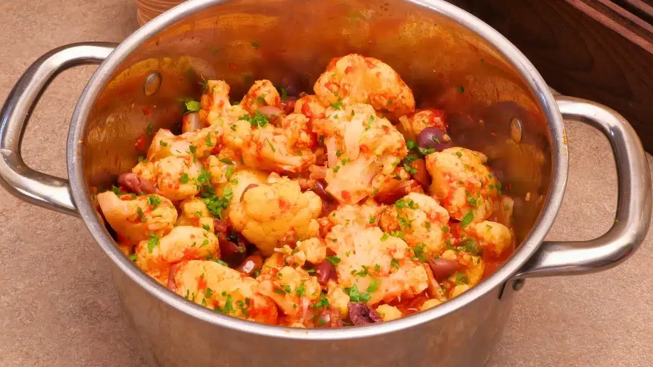 Come preparare i cavolfiori alla puttanesca: ricetta facile con passata di pomodoro, olive Itrane, capperi e acciughe.