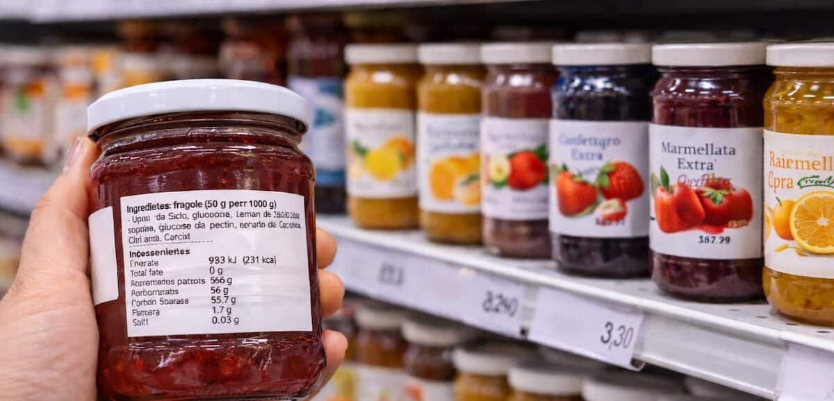 Sulle etichette leggiamo “ricca di frutta”, ma quanta ce n’è davvero? Scopri cosa significano le percentuali e come leggere una confettura industriale.