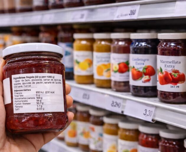 Sulle etichette leggiamo “ricca di frutta”, ma quanta ce n’è davvero? Scopri cosa significano le percentuali e come leggere una confettura industriale.