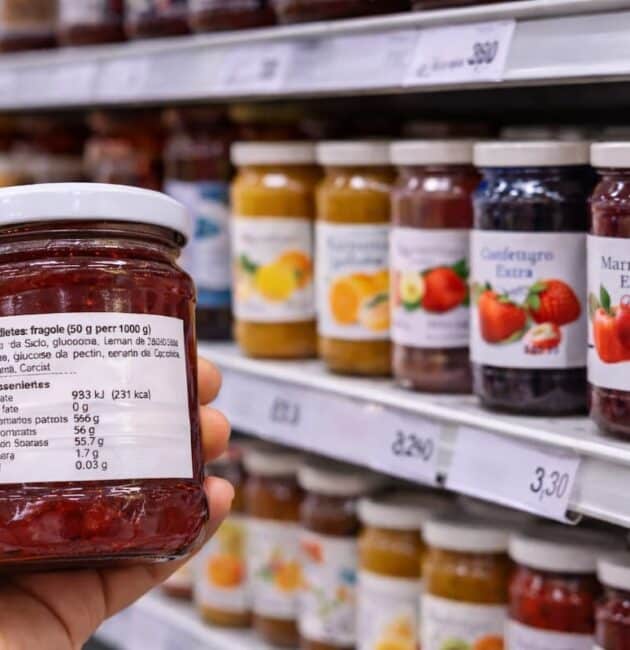 Sulle etichette leggiamo “ricca di frutta”, ma quanta ce n’è davvero? Scopri cosa significano le percentuali e come leggere una confettura industriale.