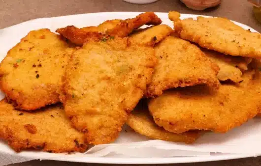 Come preparare le cotolette di lonza di maiale con friarielli: ricetta tradizionale fritta, croccante e ricca di sapore.