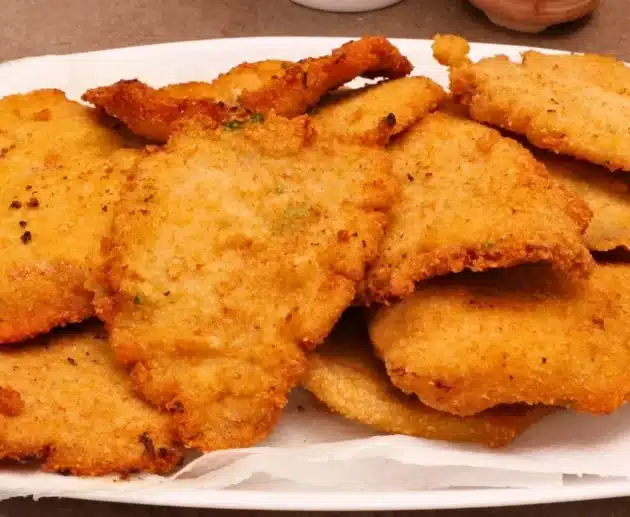 Come preparare le cotolette di lonza di maiale con friarielli: ricetta tradizionale fritta, croccante e ricca di sapore.