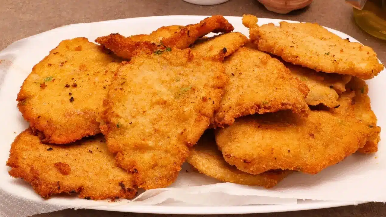 Come preparare le cotolette di lonza di maiale con friarielli: ricetta tradizionale fritta, croccante e ricca di sapore.