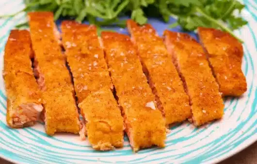 Come preparare le cotolette di salmone: ricetta semplice con panatura croccante, frittura perfetta e limone per un gusto equilibrato.