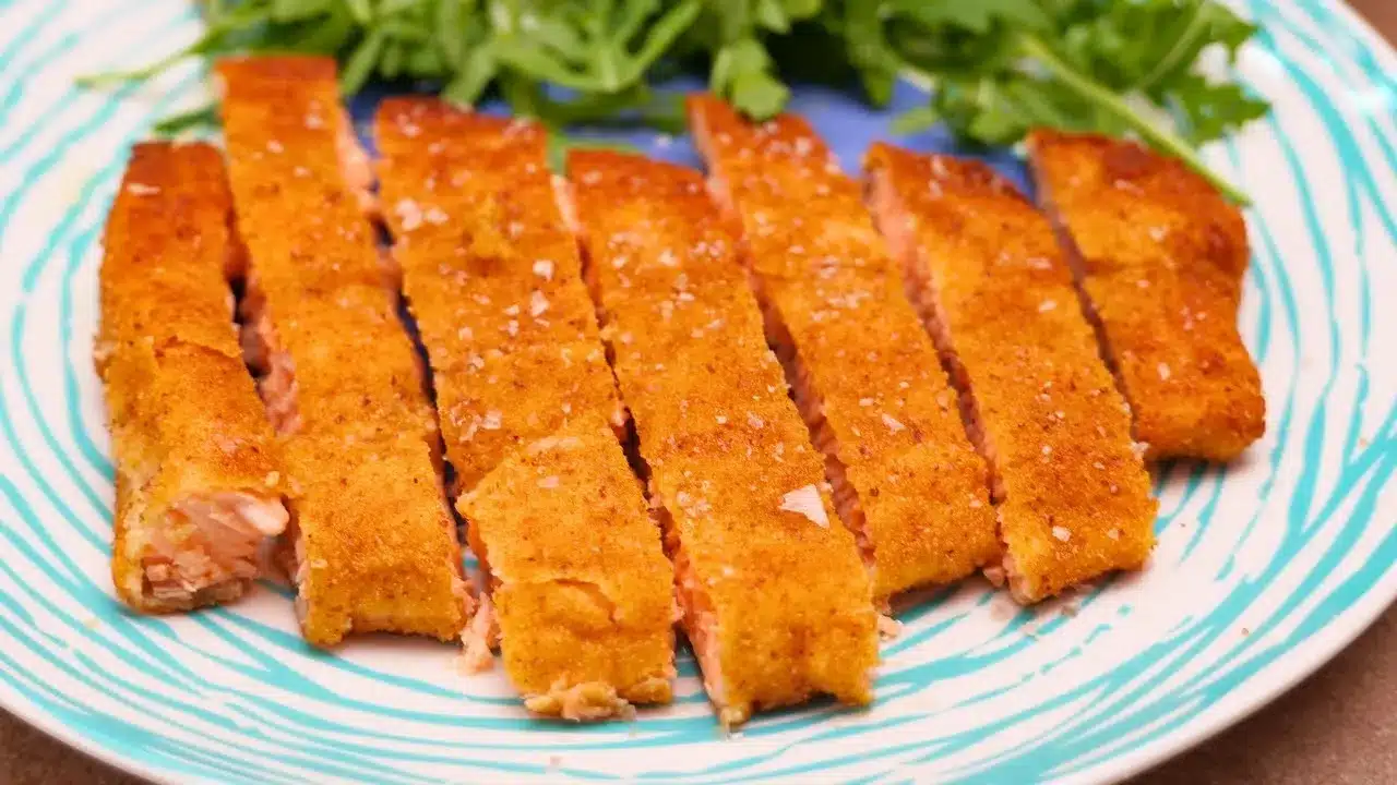 Come preparare le cotolette di salmone: ricetta semplice con panatura croccante, frittura perfetta e limone per un gusto equilibrato.