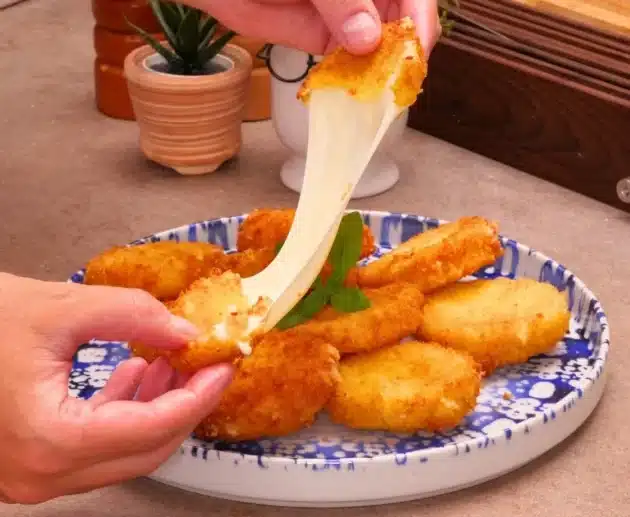 Come preparare il formaggio fritto filantissimo con panko: ricetta facile con panatura croccante e cuore morbido.