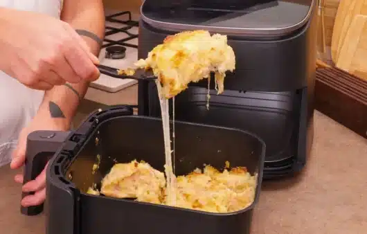 Come preparare il gateau di patate in friggitrice ad aria: ricetta facile, cremosa e filante con formaggio e salumi.